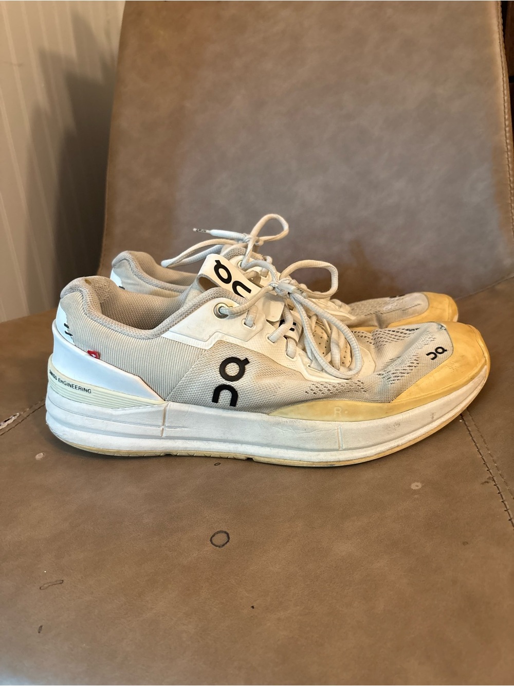 On running white cream Rodger pro tennis shoes sneakers size 11